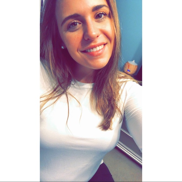 Meet your Posher, Nicole - Picture 3 of 5